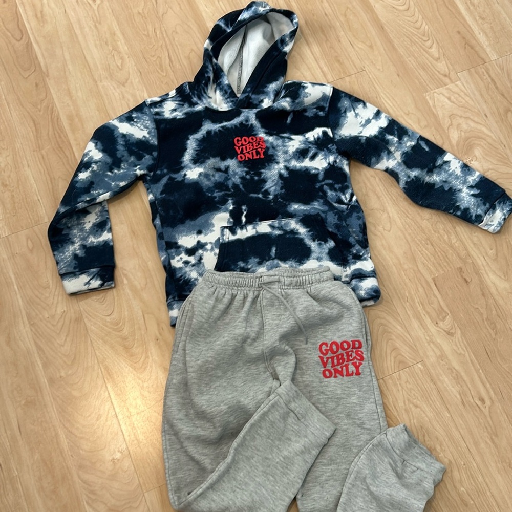 Sweatshirt and sweatpants set